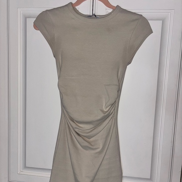 Zara Cream Ribbed Cap-Sleeve Ruched Tee - Picture 4 of 5